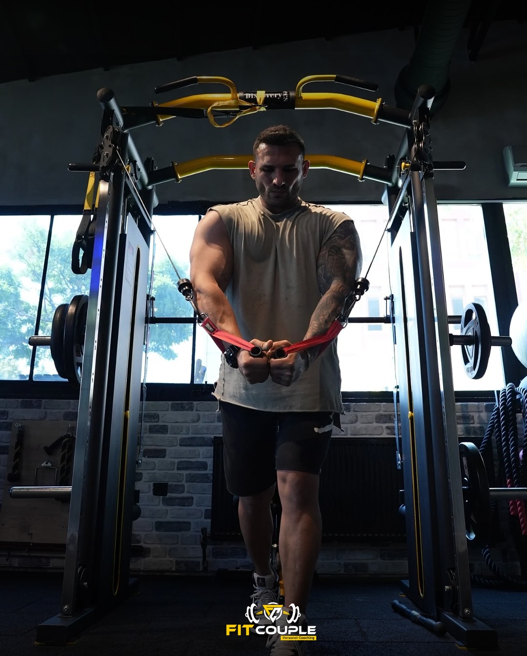 Fit Couple stüdyosunda kablo antrenmanı yapan eğitmen