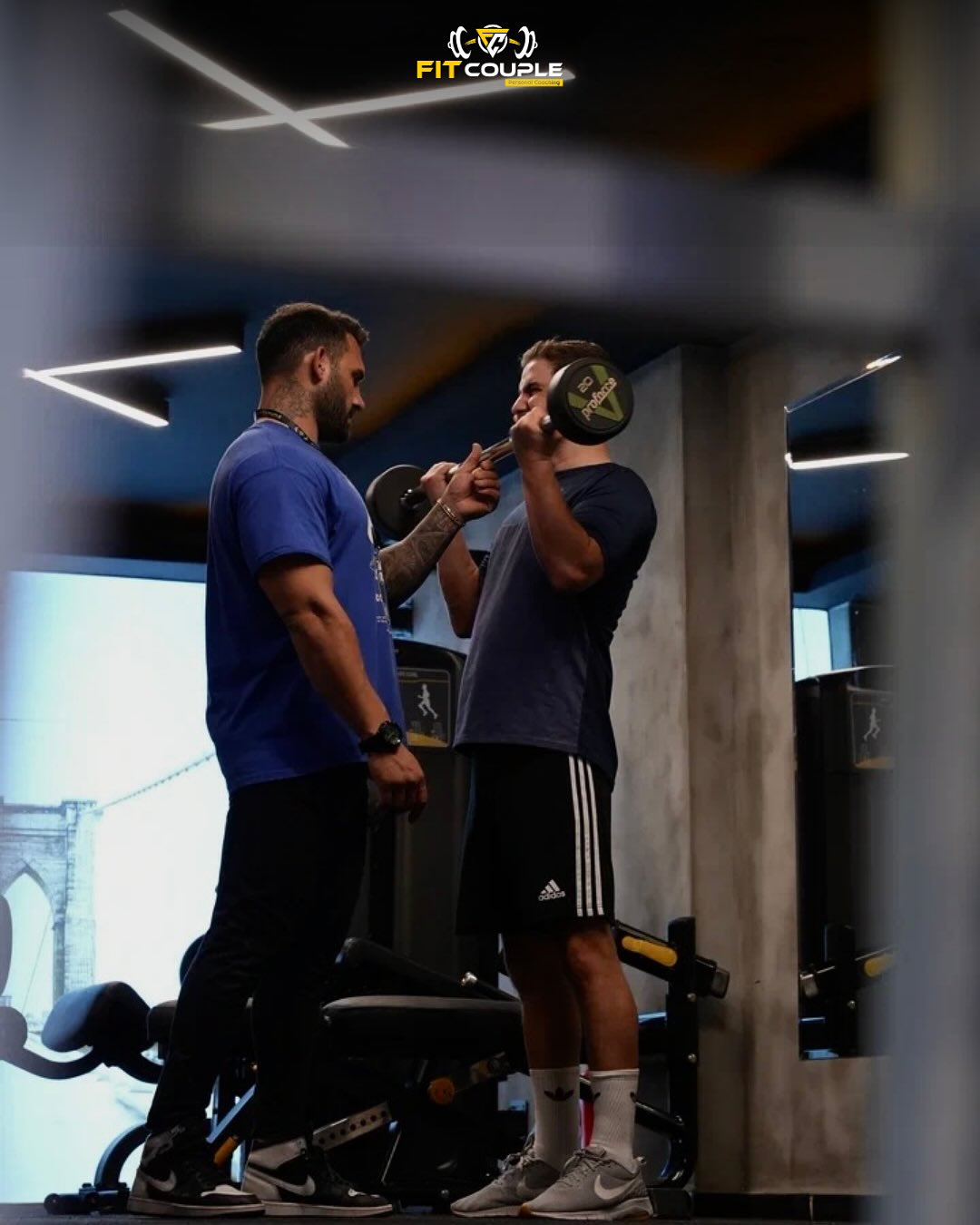 Fit Couple stüdyosunda öğrencinin egzersiz sırasında birebir destek aldığı sahne