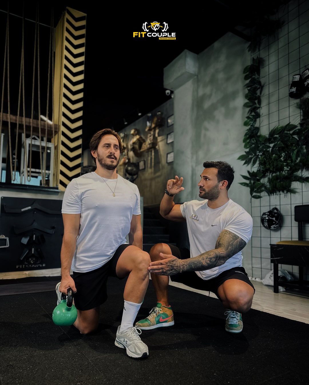 Fit Couple antrenörünün öğrencinin formunu düzelttiği çalışma anı